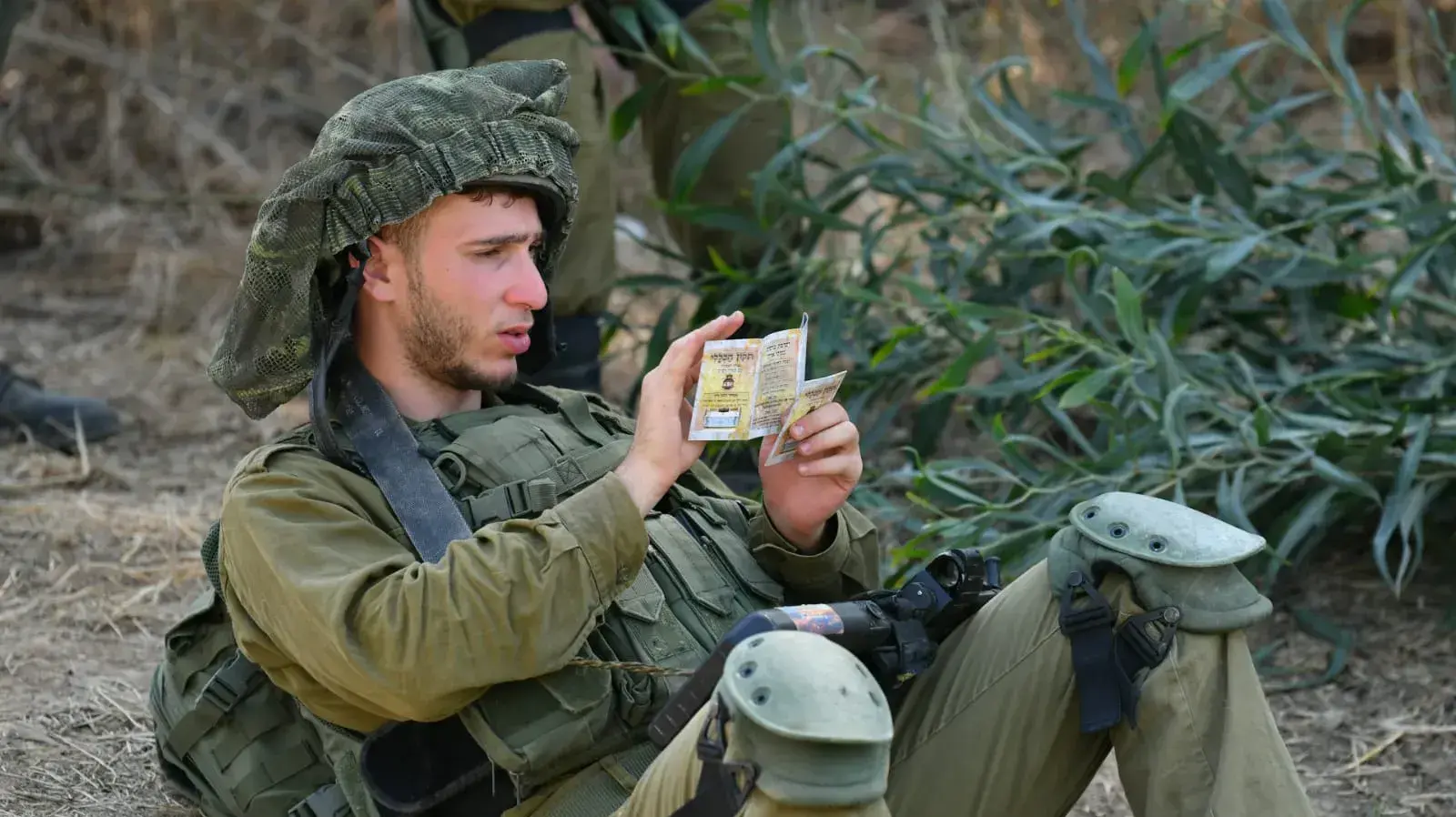 חייל מילואים בשטח כינוס חוף עזה, 12 באוקטובר 2023