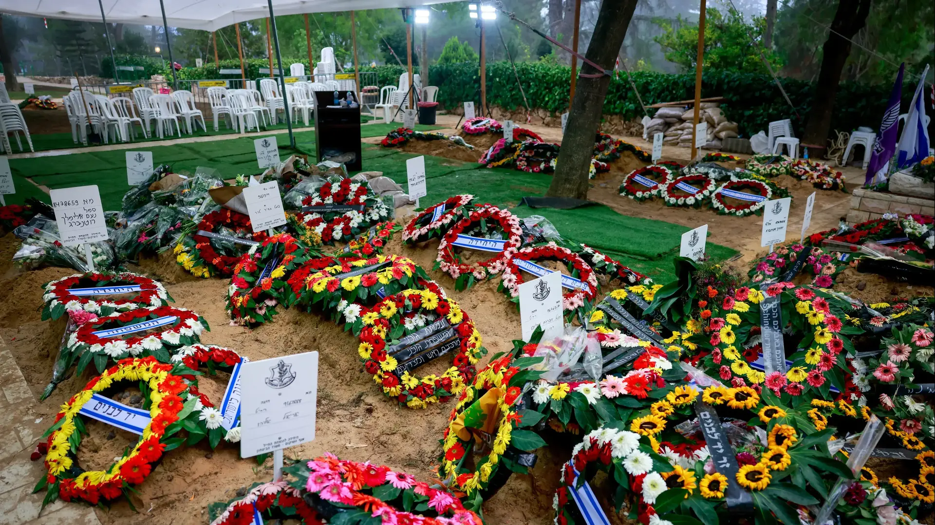 זרים על קברי חללי צה"ל שנפלו במהלך חרבות ברזל, הר הרצל, 12 באוקטובר 2023 זרים על קברי חללי צה"ל שנפלו במהלך חרבות ברזל, הר הרצל, 12 באוקטובר 2023