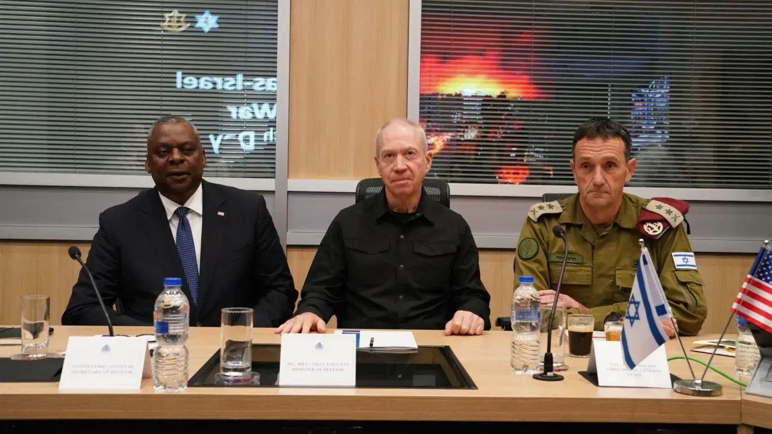 שר הביטחון יואב גלנט ומזכיר ההגנה האמריקני לויד אוסטין, הקרייה, 13 באוקטובר 2023
