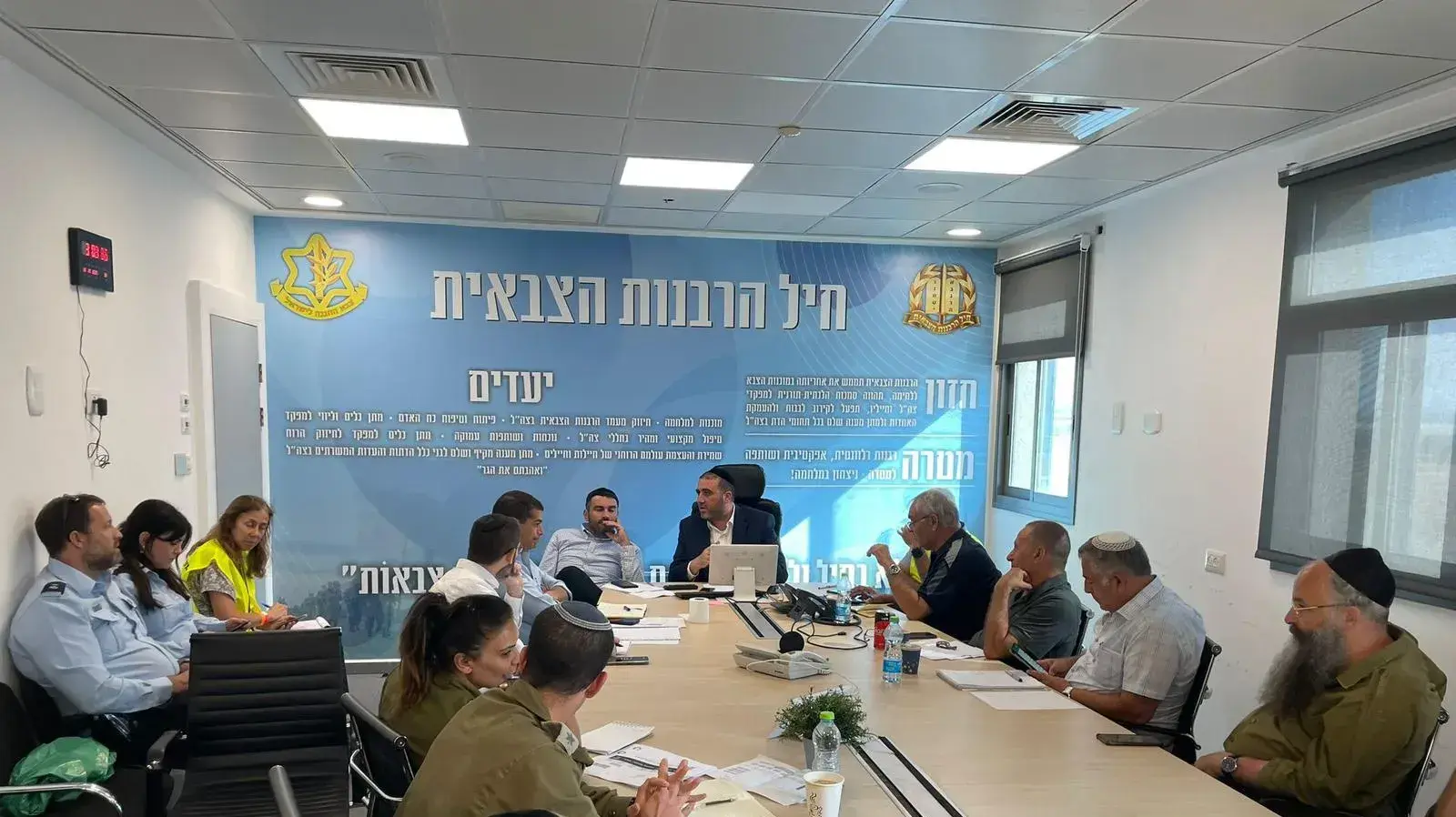 שר הפנים משה ארבל בהערכת מצב במחנה שורה שבו מזהים את גופות הנרצחים שר הפנים משה ארבל בהערכת מצב במחנה שורה שבו מזהים את גופות הנרצחים