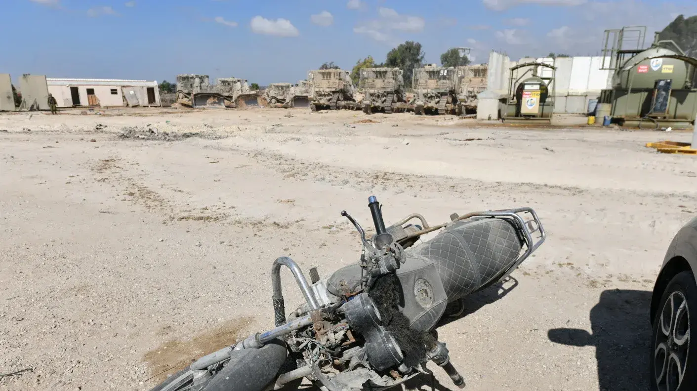 אופנוע נטוש ליד הגדר, קיבוץ כיסופים, 13 באוקטובר 2023