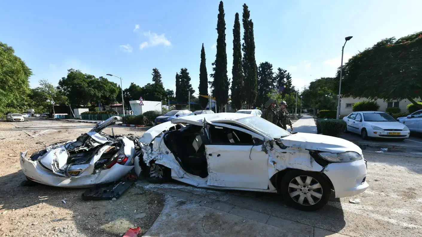 מכוניות שהרסו מחבלי חמאס, קיבוץ כיסופים, 13 באוקטובר 2023 מכוניות שהרסו מחבלי חמאס, קיבוץ כיסופים, 13 באוקטובר 2023