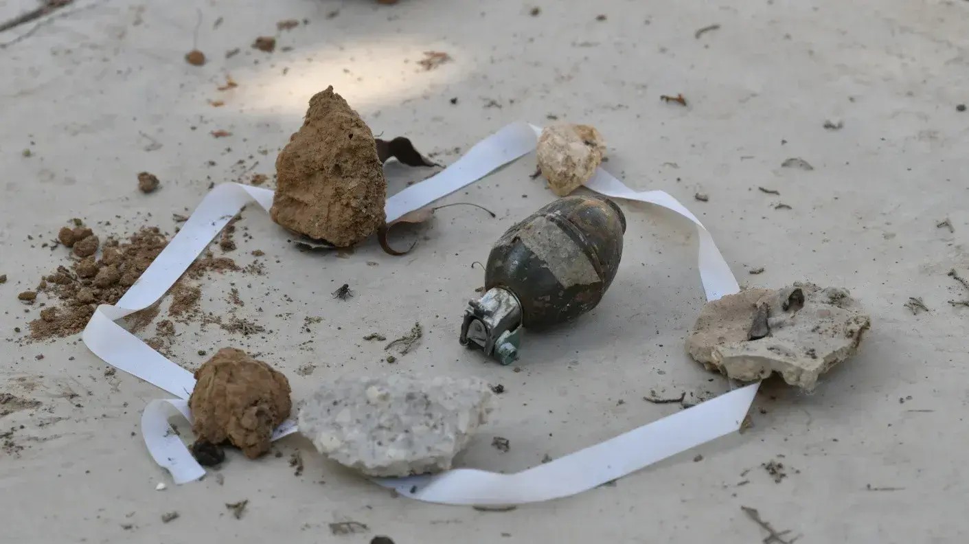 רימון שהשאירו מחבלי חמאס, קיבוץ כיסופים, 13 באוקטובר 2023 רימון שהשאירו מחבלי חמאס, קיבוץ כיסופים, 13 באוקטובר 2023