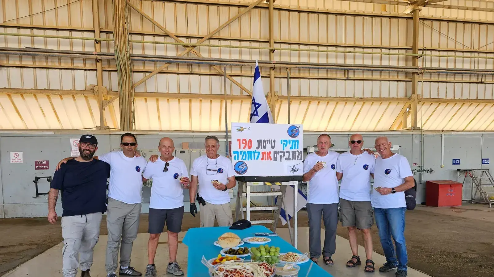 ותיקי וותיקות טייסת 109 מארגנים ארוחה לחיילים. 13 באוקטובר 2023 ותיקי וותיקות טייסת 109 מארגנים ארוחה לחיילים. 13 באוקטובר 2023