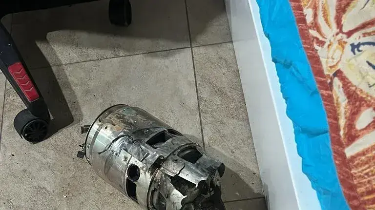 שברים מהירוט מעל שפרעם, גרמו לנזק לביתו של חבר מועצה. 