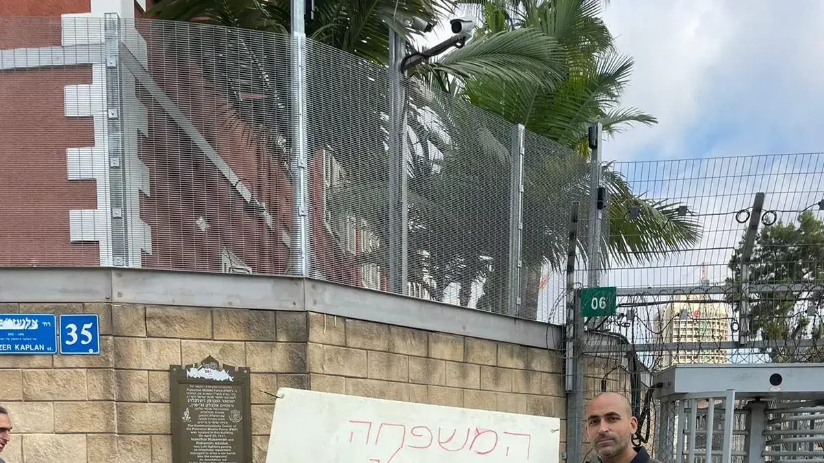 אביחי ברודץ, משפחתו נחטפה לעזה, שובת מול משרד הביטחון אביחי ברודץ, משפחתו נחטפה לעזה, שובת מול משרד הביטחון