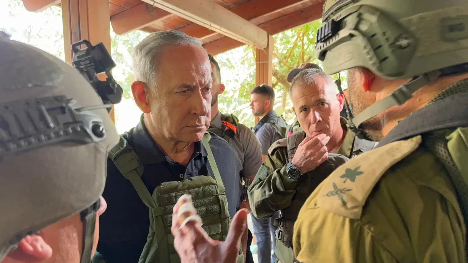 ראש הממשלה בנימין נתניהו סייר בקיבוץ בארי וקיבוץ כפר עזה ונפגש עם לוחמים, 14 באוקטובר 2023