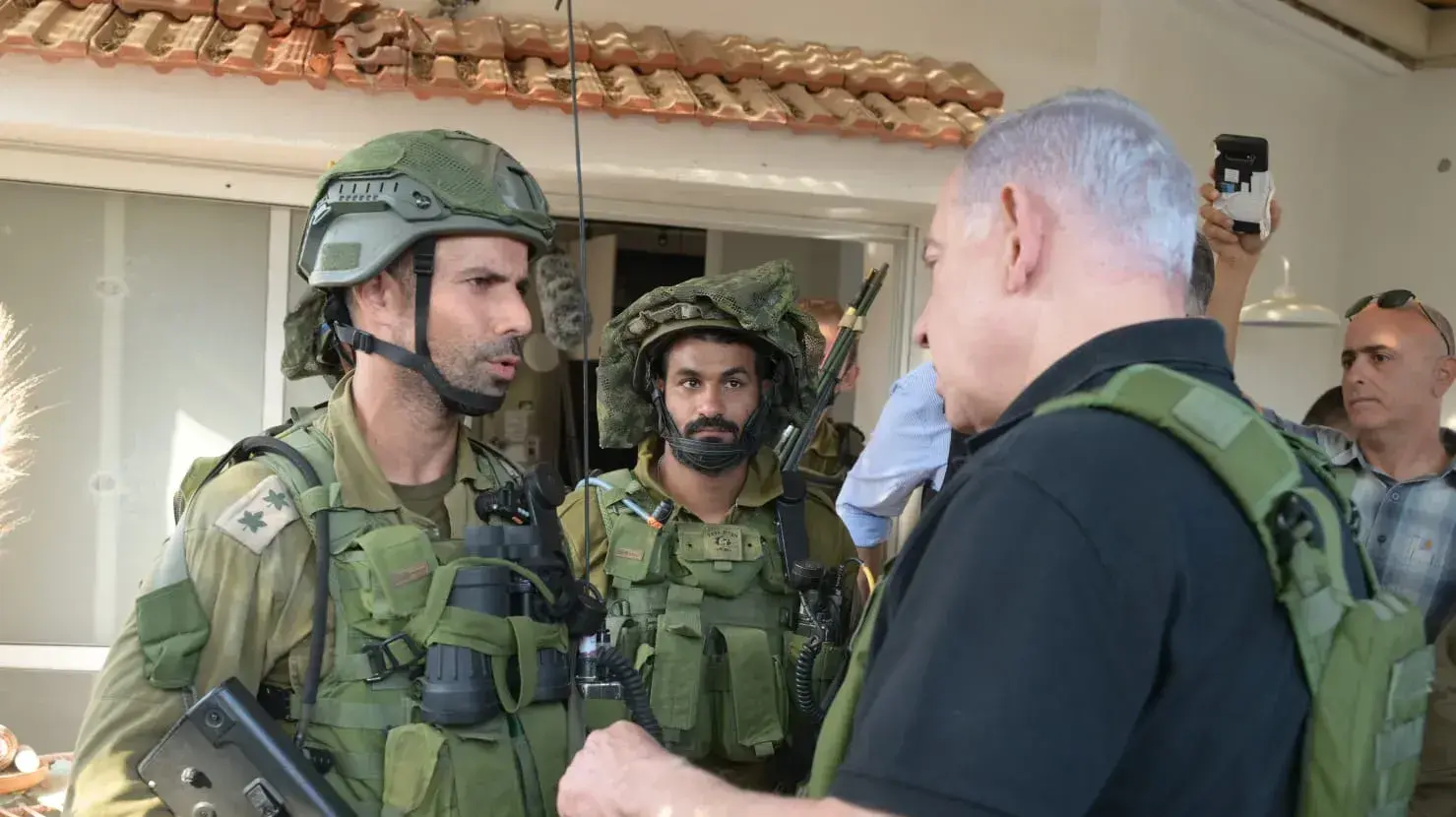 ראש הממשלה בנימין נתניהו סייר בקיבוץ בארי וקיבוץ כפר עזה ונפגש עם לוחמים, 14 באוקטובר 2023 ראש הממשלה בנימין נתניהו סייר בקיבוץ בארי וקיבוץ כפר עזה ונפגש עם לוחמים, 14 באוקטובר 2023