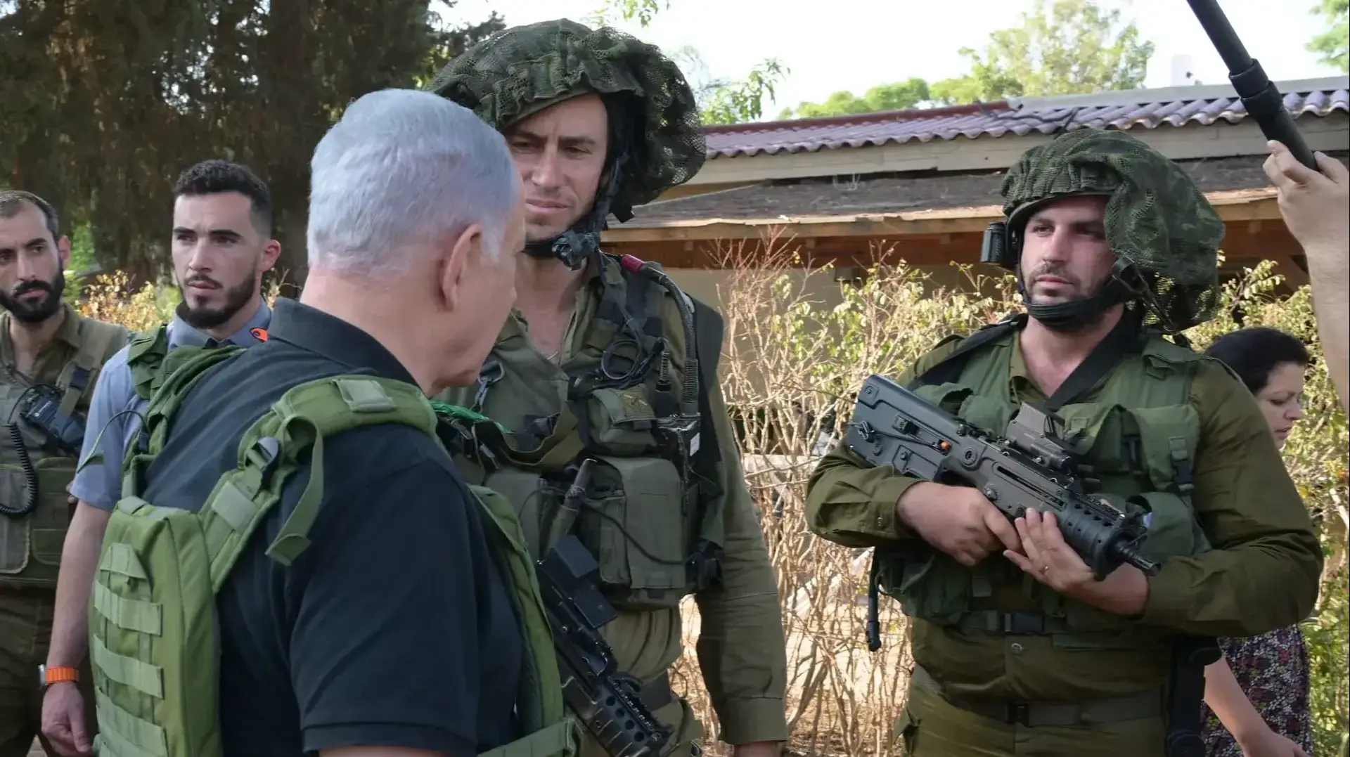 ראש הממשלה בנימין נתניהו סייר בקיבוץ בארי וקיבוץ כפר עזה ונפגש עם לוחמים, 14 באוקטובר 2023 ראש הממשלה בנימין נתניהו סייר בקיבוץ בארי וקיבוץ כפר עזה ונפגש עם לוחמים, 14 באוקטובר 2023