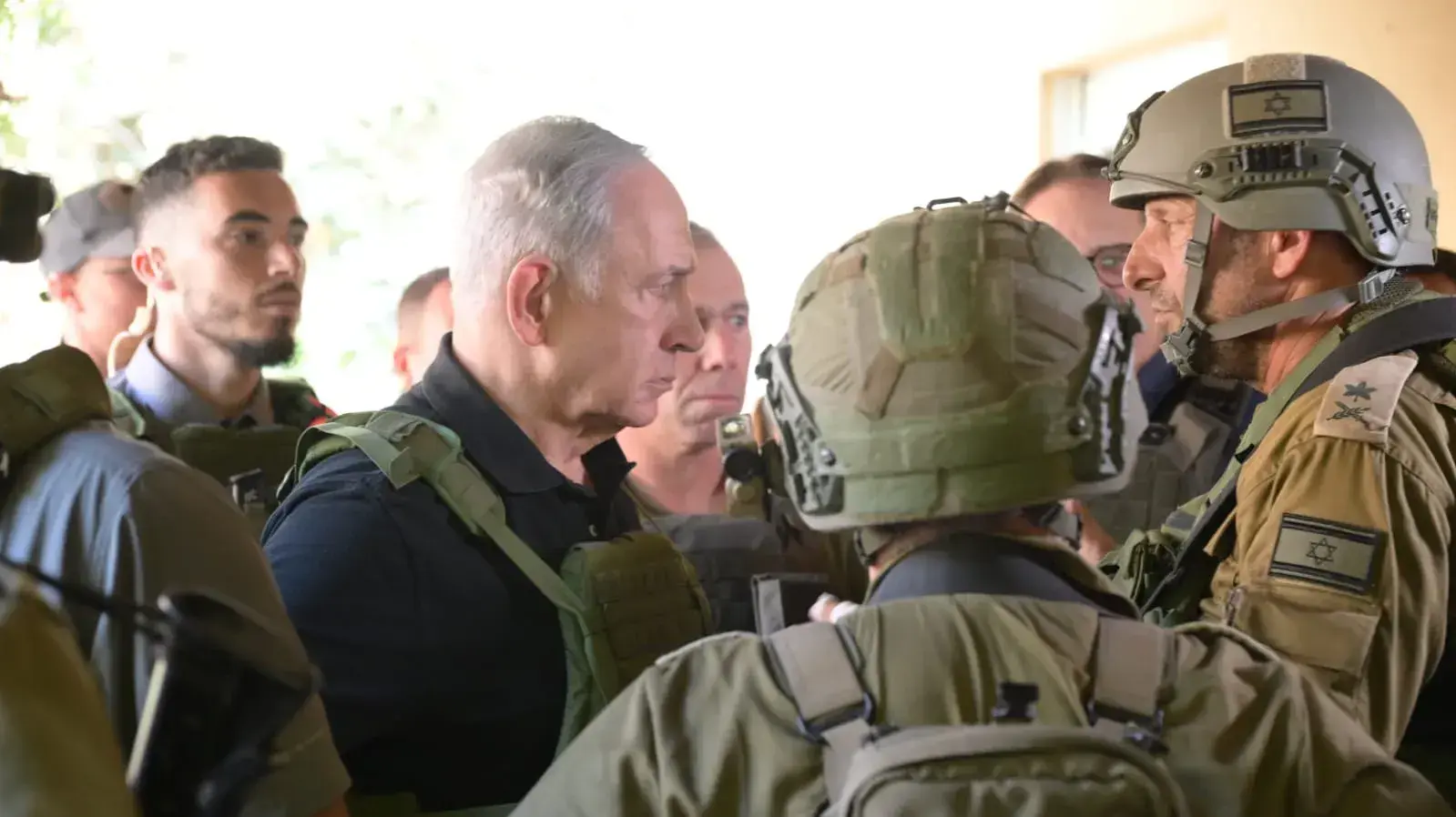 ראש הממשלה בנימין נתניהו סייר בקיבוץ בארי וקיבוץ כפר עזה ונפגש עם לוחמים, 14 באוקטובר 2023 ראש הממשלה בנימין נתניהו סייר בקיבוץ בארי וקיבוץ כפר עזה ונפגש עם לוחמים, 14 באוקטובר 2023