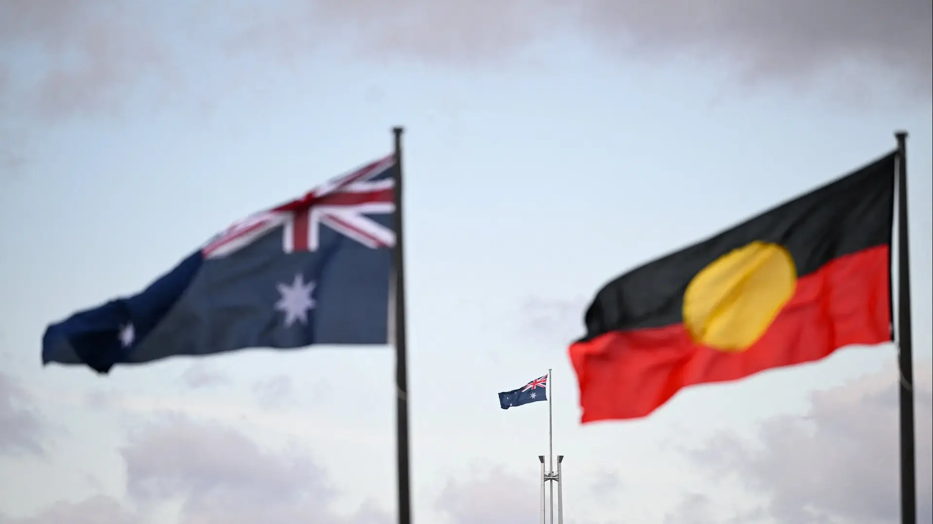דגל אוסטרליה לצד דגל הילידים בקנברה, אוסטרליה, 14 באוקטובר 2023