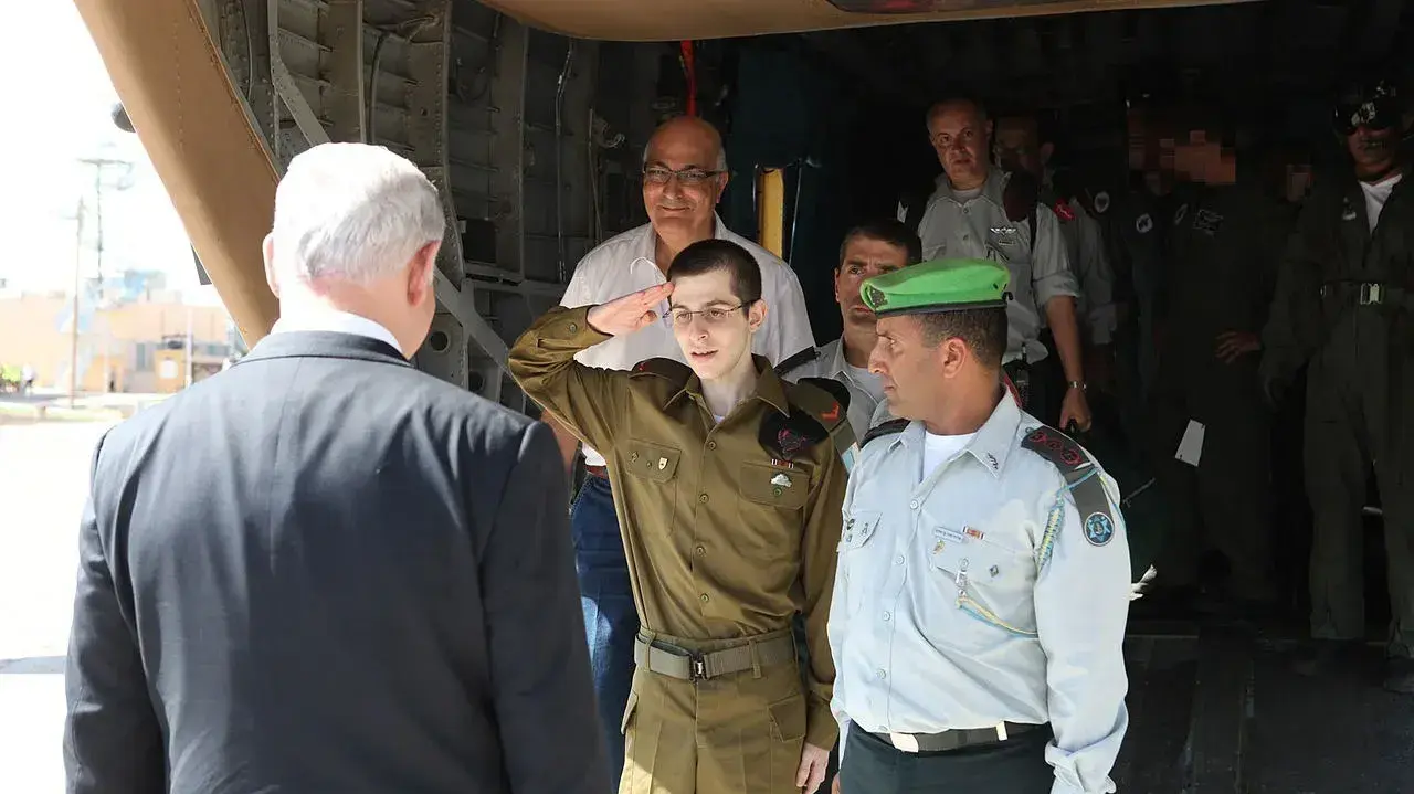 גלעד שליט עם ראש הממשלה נתניהו בעת שחרורו גלעד שליט עם ראש הממשלה נתניהו בעת שחרורו
