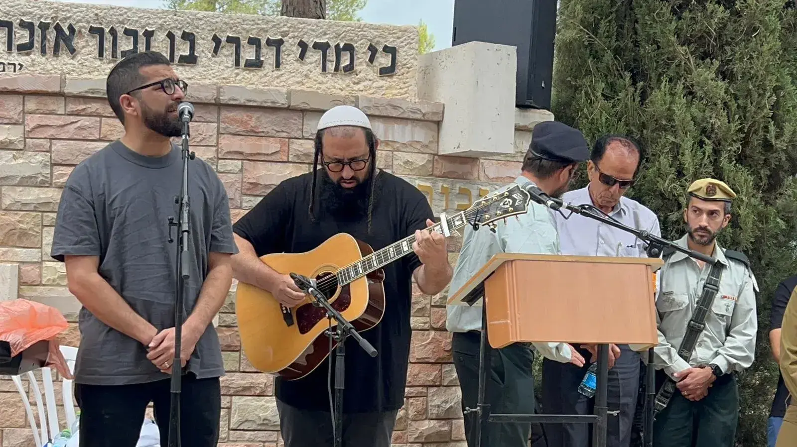 הלווייתו של אביב ברעם, שנהרג ביום הראשון של מלחמת עזה. ברעם היה לוחם בכיתת הכוננות של הקיבוץ. הוא עבד כמנהל הבמה של עברי לידר ושל חנן בן ארי. שני הזמרים הופיעו בהלווייתו. 15 באוקטובר 2023 הלווייתו של אביב ברעם, שנהרג ביום הראשון של מלחמת עזה. ברעם היה לוחם בכיתת הכוננות של הקיבוץ. הוא עבד כמנהל הבמה של עברי לידר ושל חנן בן ארי. שני הזמרים הופיעו בהלווייתו. 15 באוקטובר 2023