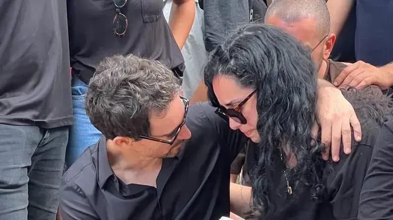 הלווייתו של אביב ברעם, שנהרג ביום הראשון של מלחמת עזה. ברעם היה לוחם בכיתת הכוננות של הקיבוץ. הוא עבד כמנהל הבמה של עברי לידר ושל חנן בן ארי. שני הזמרים הופיעו בהלווייתו. 15 באוקטובר 2023