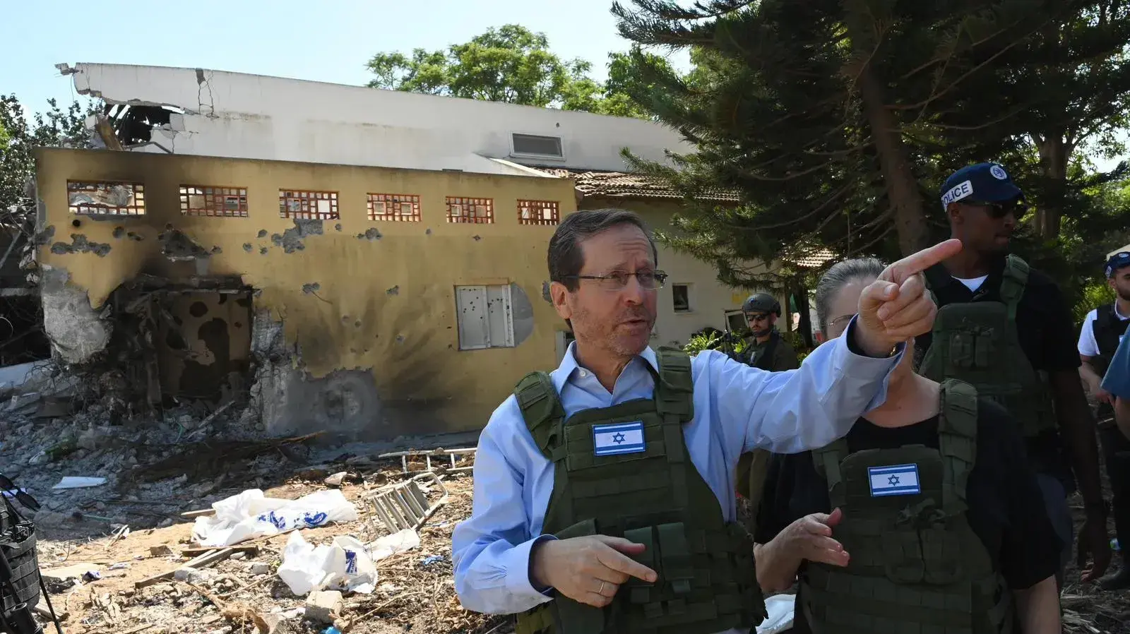 נשיא המדינה יצחק הרצוג ורעייתו מיכל ביקרו בקיבוץ בארי, 15 באוקטובר 2023 נשיא המדינה יצחק הרצוג ורעייתו מיכל ביקרו בקיבוץ בארי, 15 באוקטובר 2023