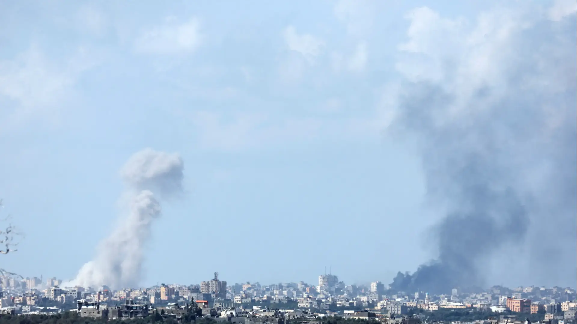 עשן בשמי רצועת עזה אחרי תקיפות של חיל האוויר, 15 באוקטובר 2023 עשן בשמי רצועת עזה אחרי תקיפות של חיל האוויר, 15 באוקטובר 2023