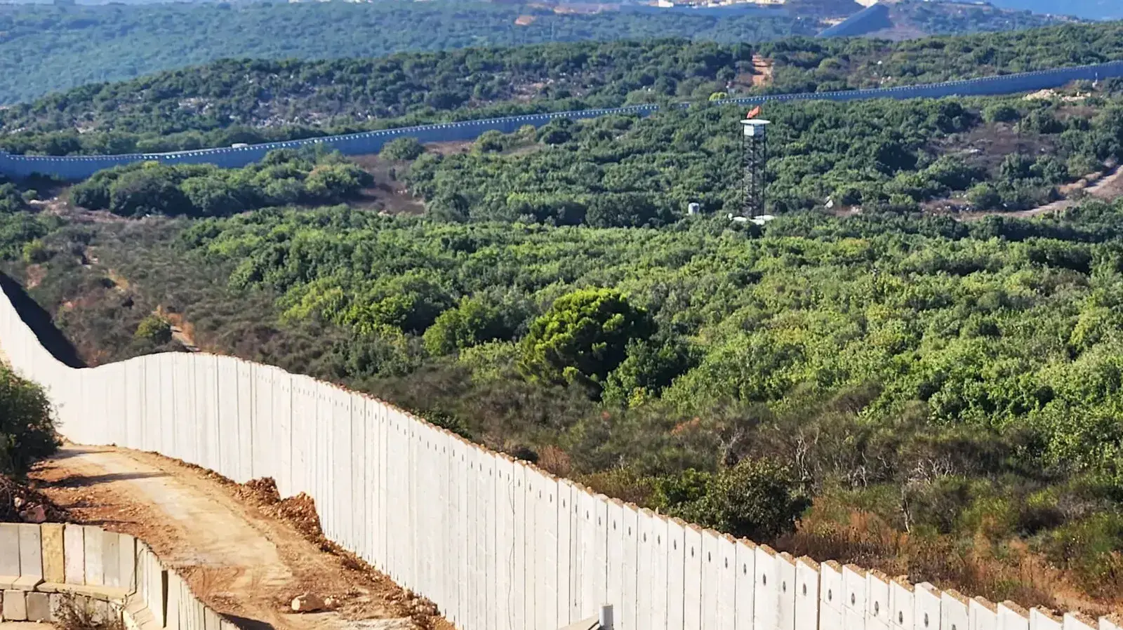מוצב חיזבאללה משקיף על שתולה, 100 מטר ממוצב צה"ל, 22 באוגוסט 2023 מוצב חיזבאללה משקיף על שתולה, 100 מטר ממוצב צה"ל, 22 באוגוסט 2023