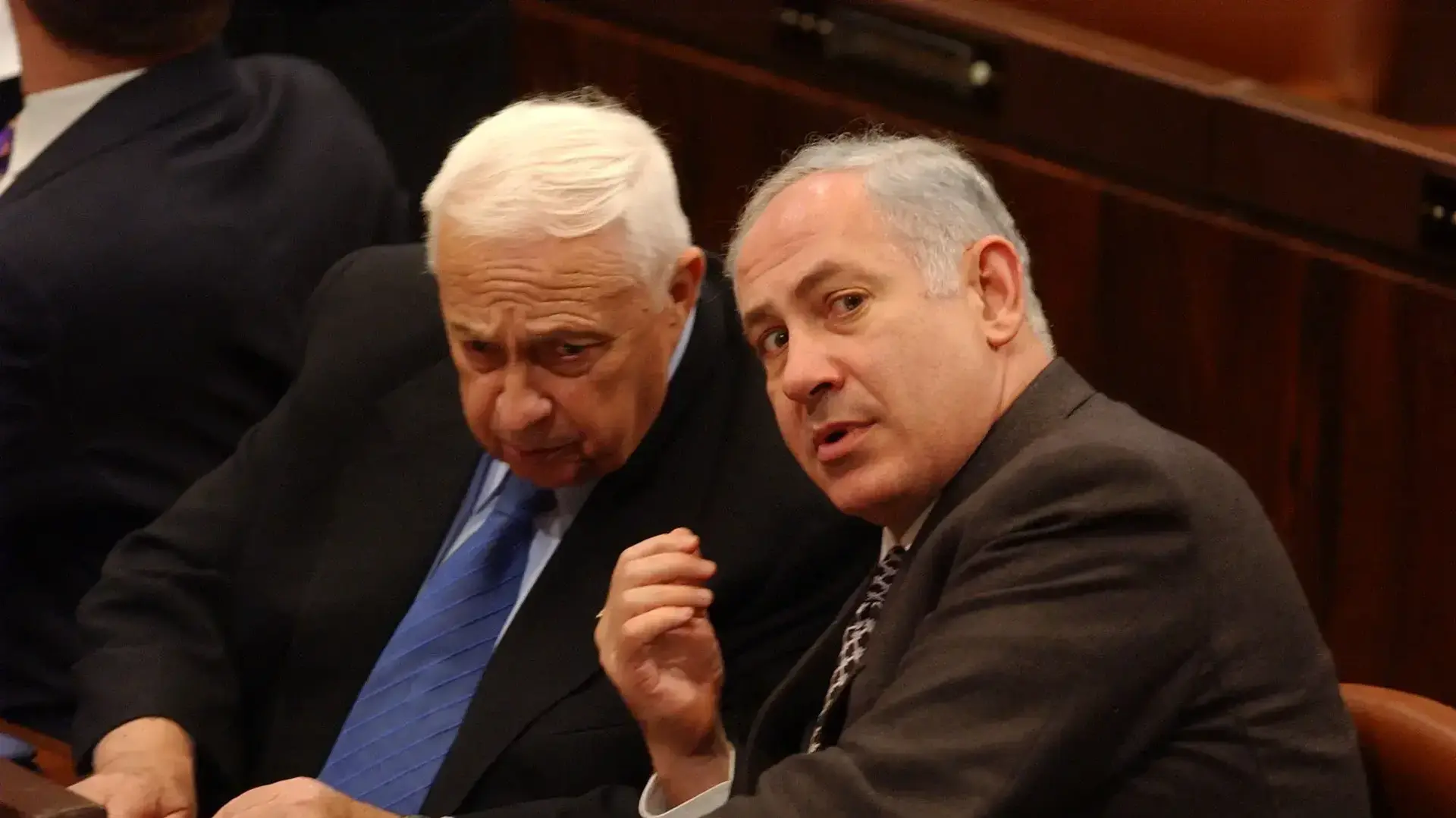 ראש ממשלת ישראל אריאל שרון משוחח עם שר האוצר דאז בנימין נתניהו , הכנסת, ירושלים ראש ממשלת ישראל אריאל שרון משוחח עם שר האוצר דאז בנימין נתניהו , הכנסת, ירושלים