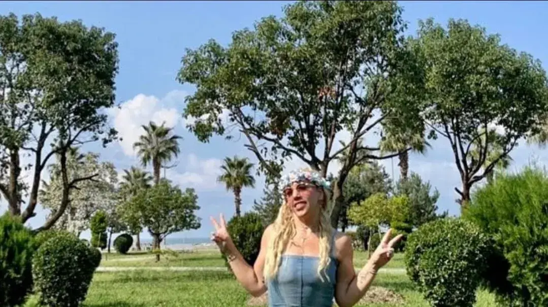 שרונה שמוניס הראל יצאה בשבת השחורה של שמחת תורה למסיבה בדרום, מאז היא מוגדרת נעדרת. שרונה שמוניס הראל יצאה בשבת השחורה של שמחת תורה למסיבה בדרום, מאז היא מוגדרת נעדרת.