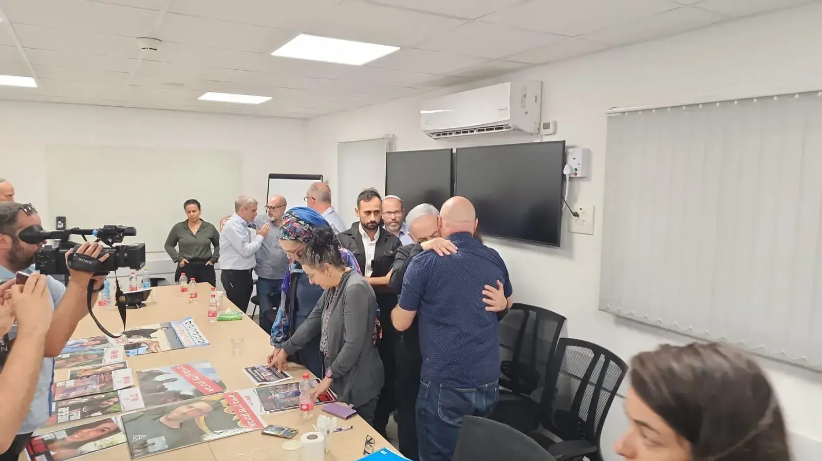 משפחות החטופים בפגישה עם ראש הממשלה, בנימין נתניהו. 15 באוקטובר 2023 משפחות החטופים בפגישה עם ראש הממשלה, בנימין נתניהו. 15 באוקטובר 2023
