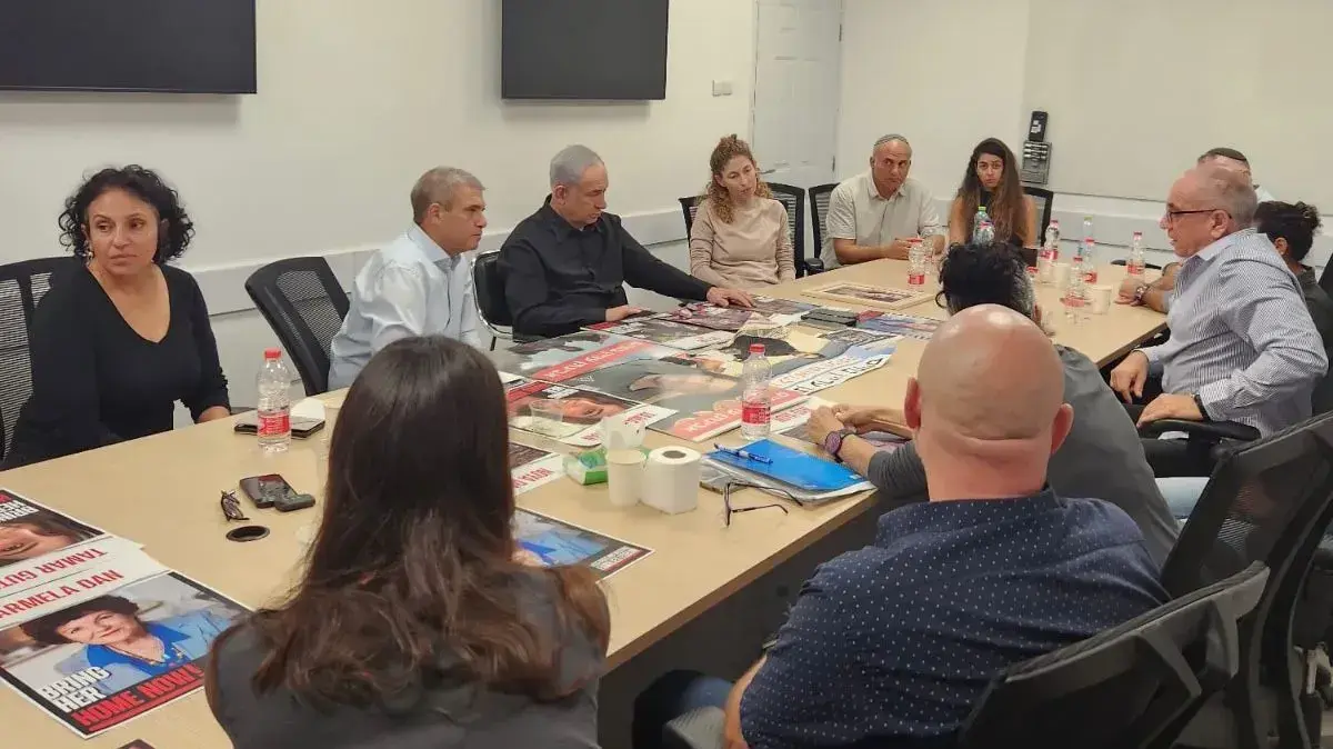 משפחות החטופים בפגישה עם ראש הממשלה, בנימין נתניהו. 15 באוקטובר 2023 משפחות החטופים בפגישה עם ראש הממשלה, בנימין נתניהו. 15 באוקטובר 2023
