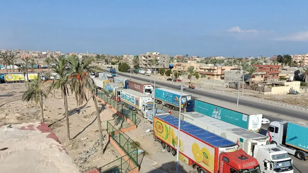 משאיות הנושאות סיוע הומניטרי לפלסטינים בעיר אל-עריש שבחצי האי סיני ממתינות לפתיחתו מחדש של מעבר הגבול ברפיח כדי להיכנס לעזה משאיות הנושאות סיוע הומניטרי לפלסטינים בעיר אל-עריש שבחצי האי סיני ממתינות לפתיחתו מחדש של מעבר הגבול ברפיח כדי להיכנס לעזה