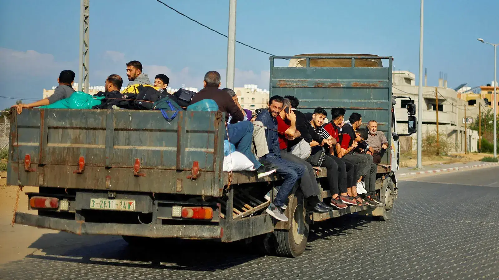 פלסטינים נוסעים מביתם בצפון רצועת עזה לכיוון דרום, עקב האזהרות הישראליות. 15 באוקטובר 2023 פלסטינים נוסעים מביתם בצפון רצועת עזה לכיוון דרום, עקב האזהרות הישראליות. 15 באוקטובר 2023