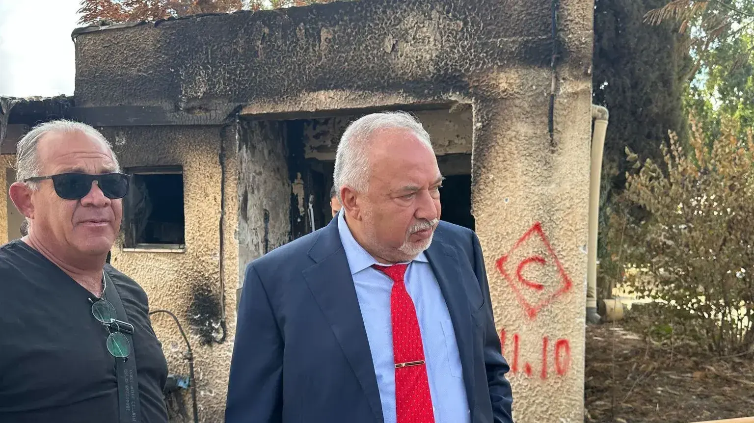 יו״ר מפלגת ישראל ביתנו, ח״כ אביגדור ליברמן, סייר בקיבוץ כפר עזה, 16 באוקטובר 2023 יו״ר מפלגת ישראל ביתנו, ח״כ אביגדור ליברמן, סייר בקיבוץ כפר עזה, 16 באוקטובר 2023