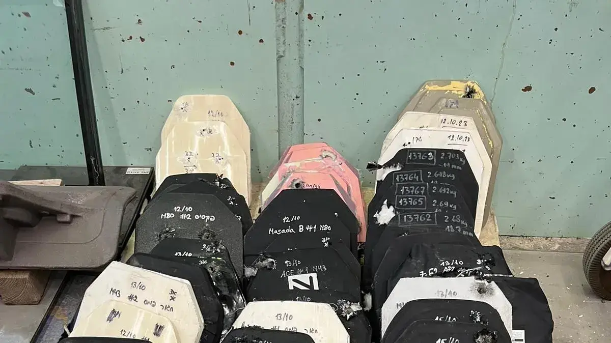 עשרות משלוחים של אפודים קרמיים ולוחות מיגון קרמיים שהובאו לישראל כתרומה, התגלו בניסויי ירי כפגומים ומסכנים חיי חיילים. 16 באוקטובר 2023
עשרות משלוחים של אפודים קרמיים ולוחות מיגון קרמיים שהובאו לישראל כתרומה, התגלו בניסויי ירי כפגומים ומסכנים חיי חיילים. 16 באוקטובר 2023