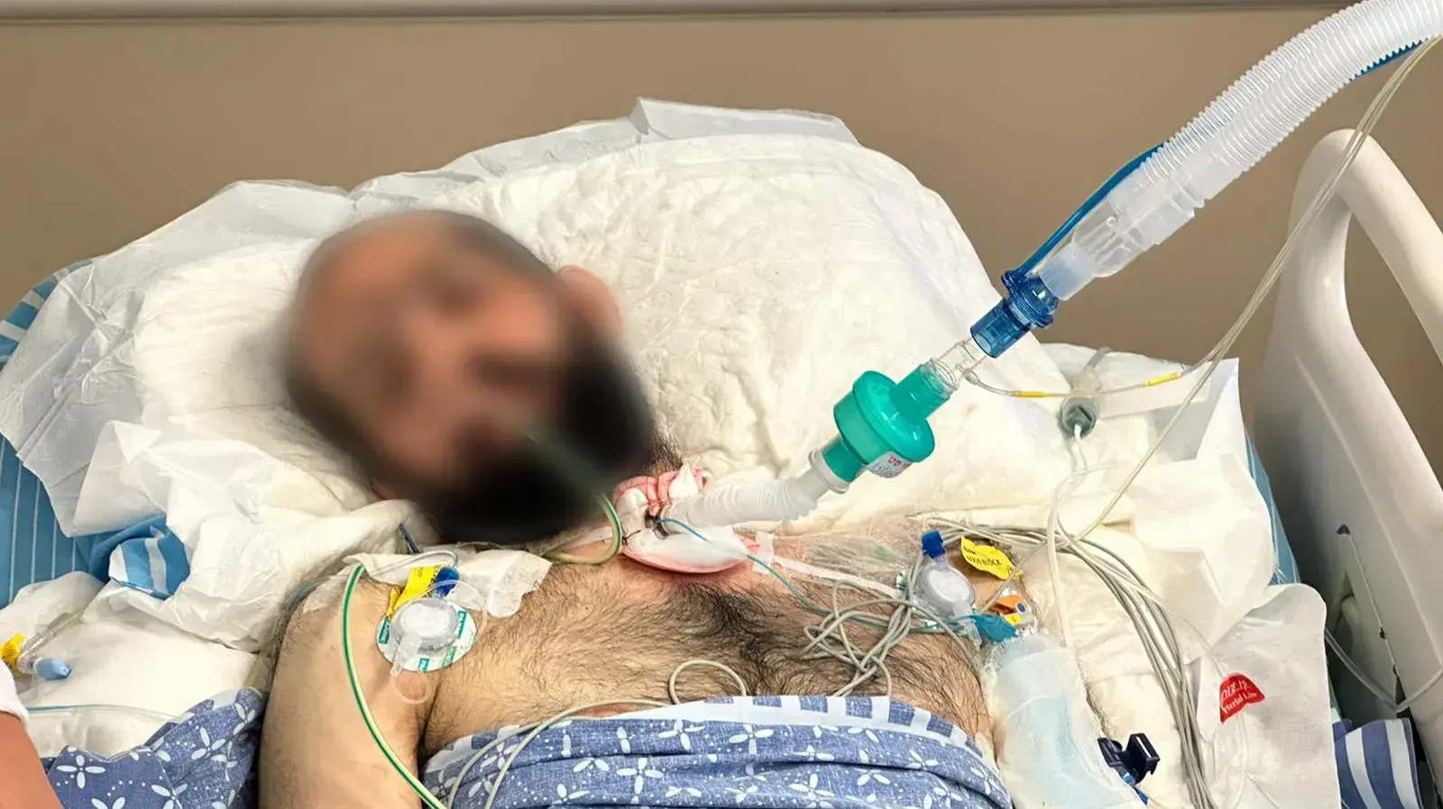 עמיחי שינדלר הגן בגופו על אשתו וששת ילדיהם מהמחבלים שחדרו לביתם עד שהגיעה כיתת הכוננות. 16 באוקטובר 2023 עמיחי שינדלר הגן בגופו על אשתו וששת ילדיהם מהמחבלים שחדרו לביתם עד שהגיעה כיתת הכוננות. 16 באוקטובר 2023
