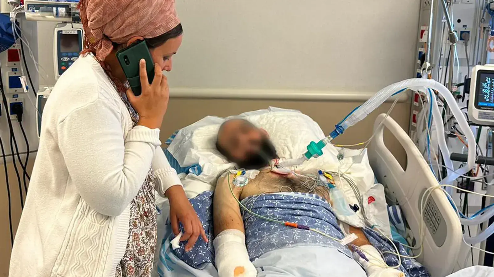עמיחי שינדלר הגן בגופו על אשתו וששת ילדיהם מהמחבלים שחדרו לביתם עד שהגיעה כיתת הכוננות. 16 באוקטובר 2023 עמיחי שינדלר הגן בגופו על אשתו וששת ילדיהם מהמחבלים שחדרו לביתם עד שהגיעה כיתת הכוננות. 16 באוקטובר 2023