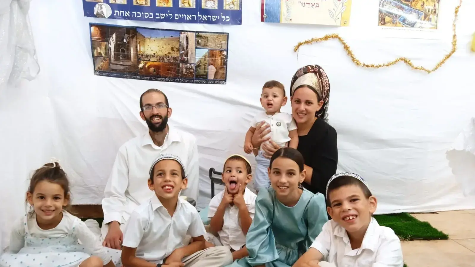 עמיחי שינדלר ומשפחתו. 16 באוקטובר 2023 עמיחי שינדלר ומשפחתו. 16 באוקטובר 2023