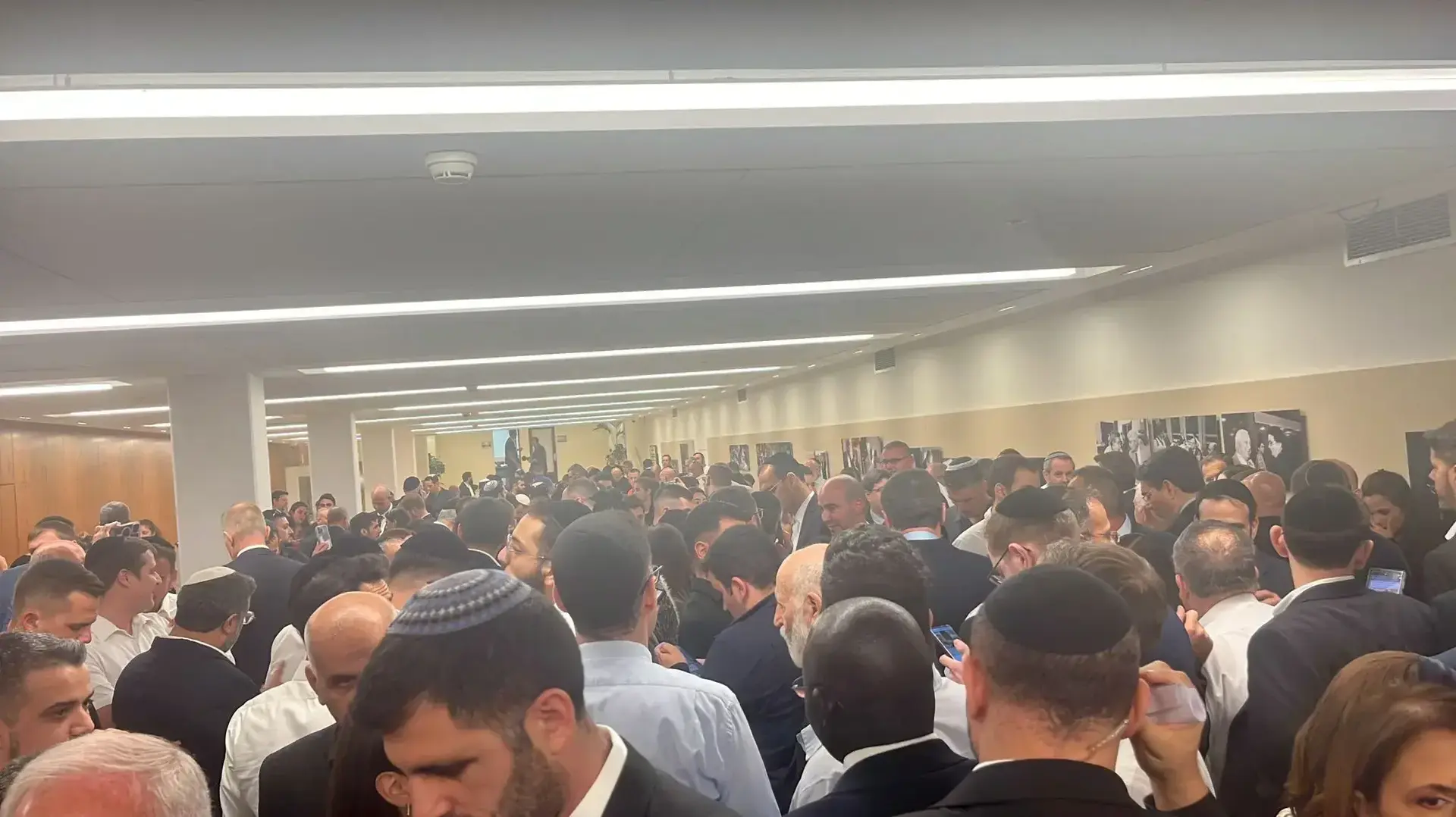 מליאת הכנסת מתרוקנת בזמן אזעקת צבע אדום. 16 באוקטובר 2023.
