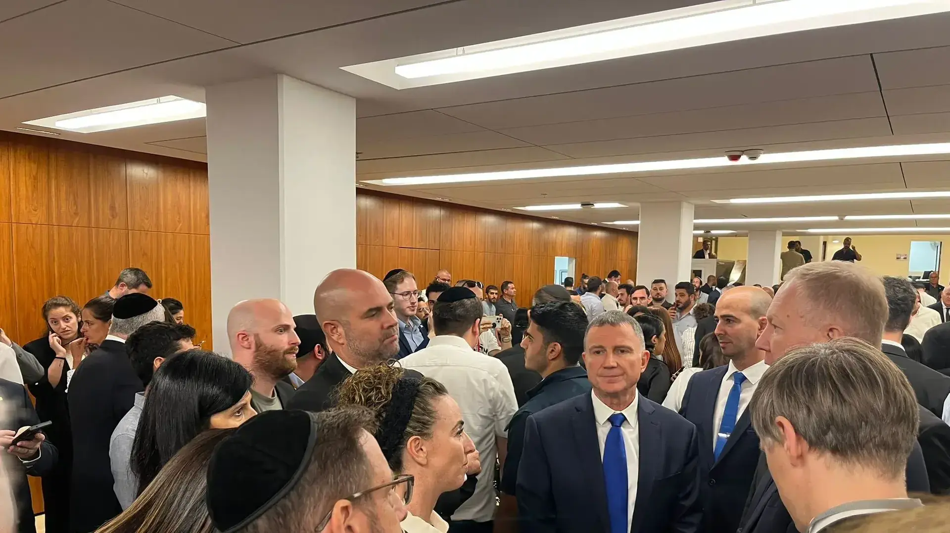 מליאת הכנסת מתרוקנת בזמן אזעקת צבע אדום. 16 באוקטובר 2023. מליאת הכנסת מתרוקנת בזמן אזעקת צבע אדום. 16 באוקטובר 2023.