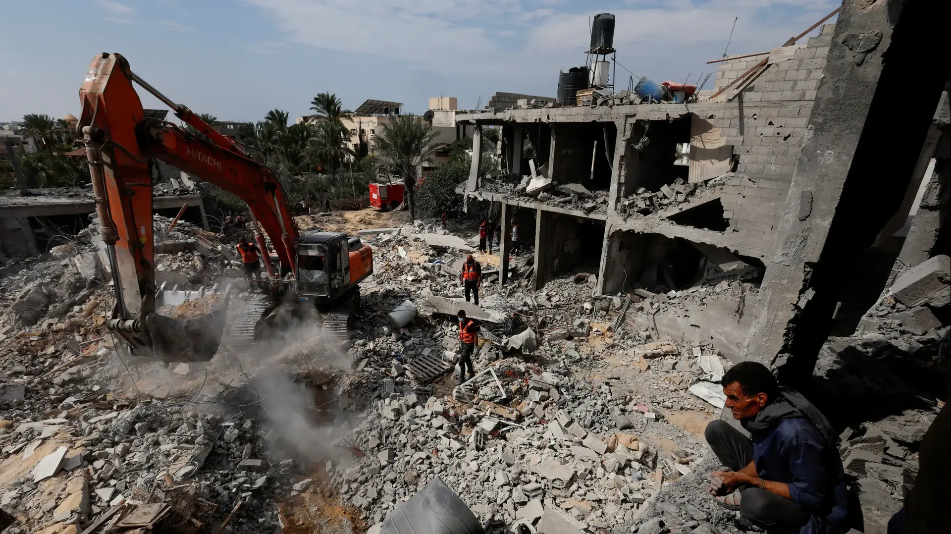 בית פלסטיני שנהרס בתקיפות ישראליות במרכז רצועת עזה. 16 באוקטובר 2023.
בית פלסטיני שנהרס בתקיפות ישראליות במרכז רצועת עזה. 16 באוקטובר 2023.