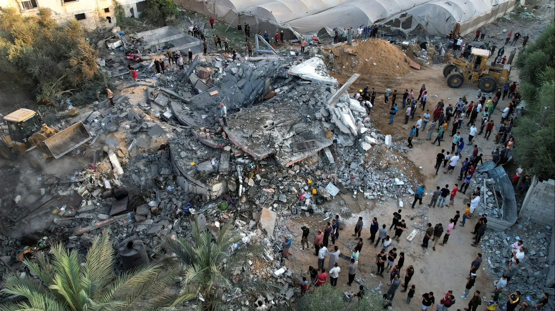 בית פלסטיני שנהרס בתקיפות ישראליות במרכז רצועת עזה. 16 באוקטובר 2023.
בית פלסטיני שנהרס בתקיפות ישראליות במרכז רצועת עזה. 16 באוקטובר 2023.