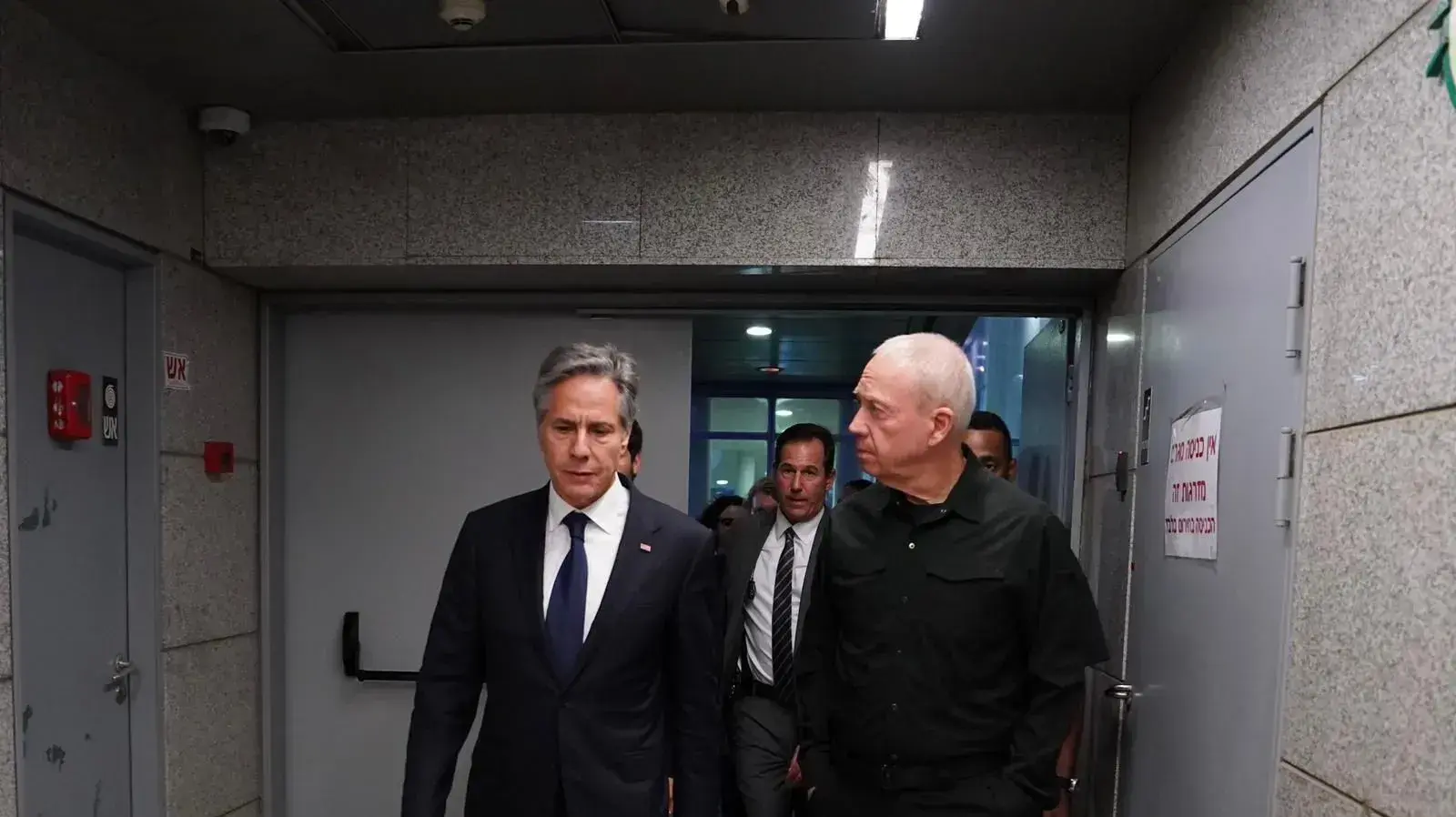 מזכיר המדינה של ארצות הברית אנתוני בלינקן ושר הביטחון יואב גלנט בהצהרה משותפת. 16 באוקטובר 2023 מזכיר המדינה של ארצות הברית אנתוני בלינקן ושר הביטחון יואב גלנט בהצהרה משותפת. 16 באוקטובר 2023