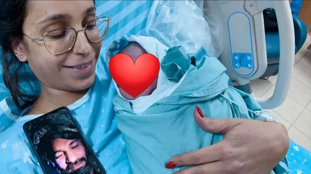 שירה ילדה את בנה בבית החולים מאיר בכספר סבא, כשבעלה, שנלחם בדרום, צופה בלידה בשידור חי בטלפון שירה ילדה את בנה בבית החולים מאיר בכספר סבא, כשבעלה, שנלחם בדרום, צופה בלידה בשידור חי בטלפון