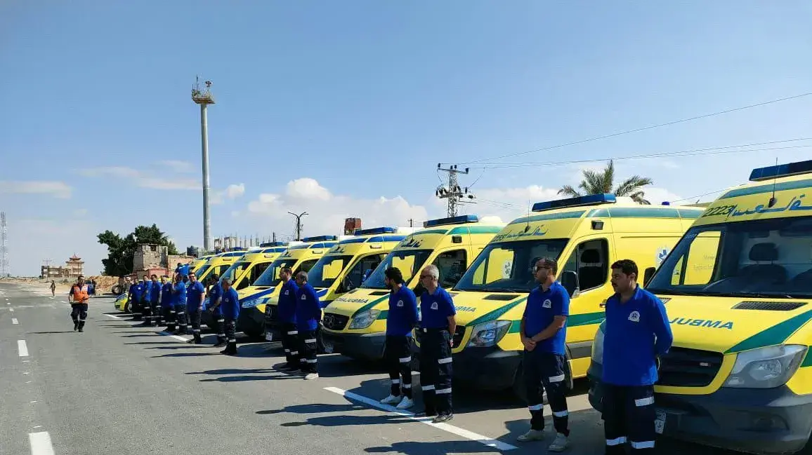 אמבולנסים ממתינים בצד המצרי של מעבר רפיח, 16 באוקטובר 2023 אמבולנסים ממתינים בצד המצרי של מעבר רפיח, 16 באוקטובר 2023