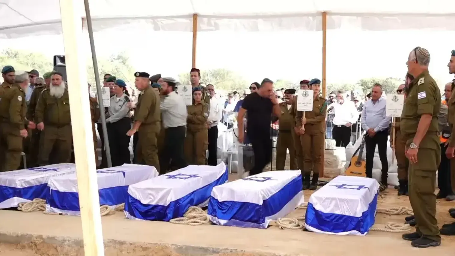 הלווית אביב, ליבנת, רותם, יונתן, יפתח קוץ, בית העלמין גן יבנה, 17 באוקטובר 2023 הלווית אביב, ליבנת, רותם, יונתן, יפתח קוץ, בית העלמין גן יבנה, 17 באוקטובר 2023