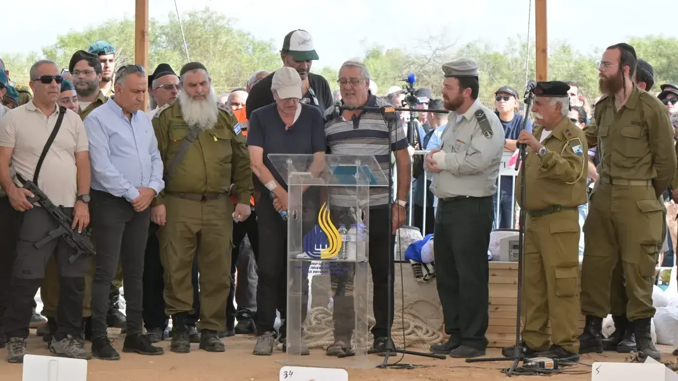 הלווית אביב, ליבנת, רותם, יונתן, יפתח קוץ, בית העלמין גן יבנה, 17 באוקטובר 2023 הלווית אביב, ליבנת, רותם, יונתן, יפתח קוץ, בית העלמין גן יבנה, 17 באוקטובר 2023