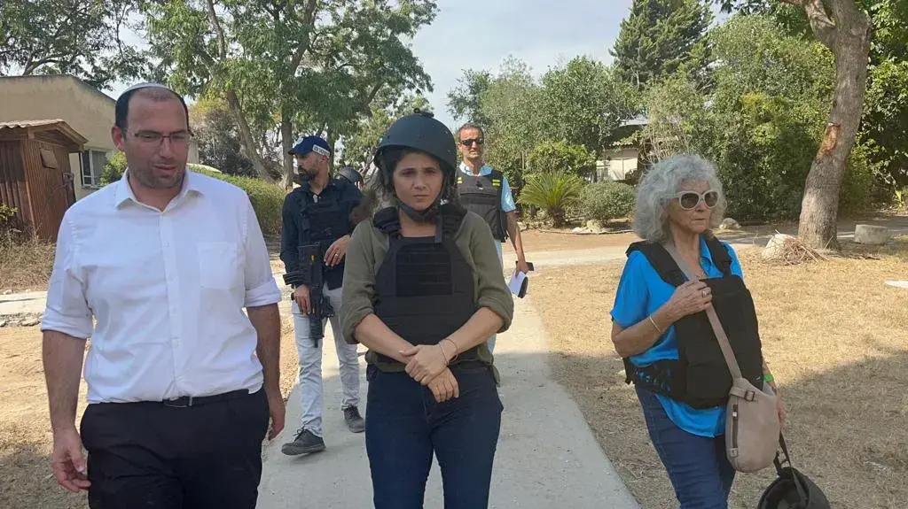 "100 איש נרצחו פה": קריאות נגד ח"כ רוטמן במהלך סיור ח"כים בעוטף עזה "100 איש נרצחו פה": קריאות נגד ח"כ רוטמן במהלך סיור ח"כים בעוטף עזה