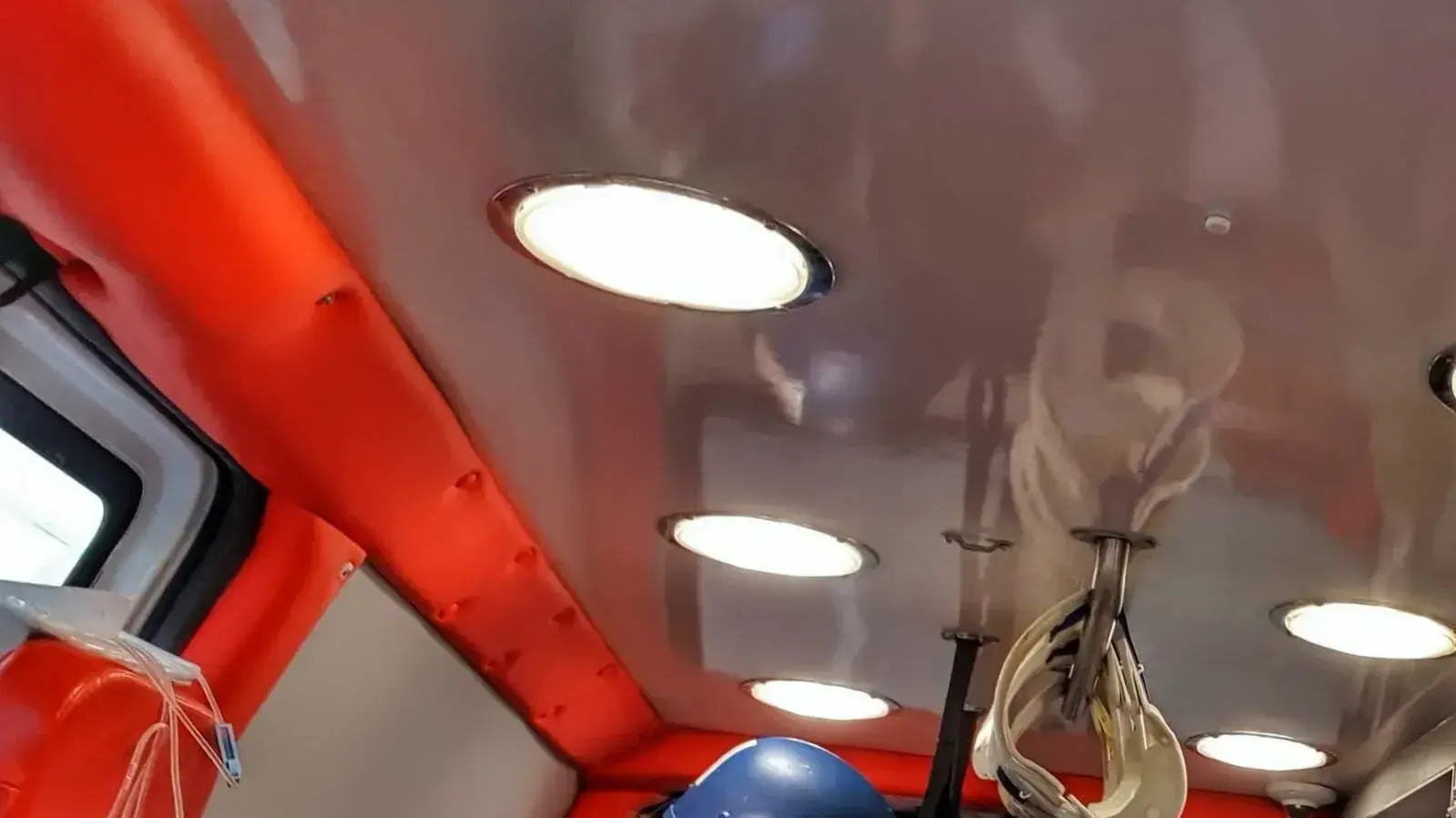 חובשת מד"א מפנה פצוע באמצעות אמבולנס חובשת מד"א מפנה פצוע באמצעות אמבולנס