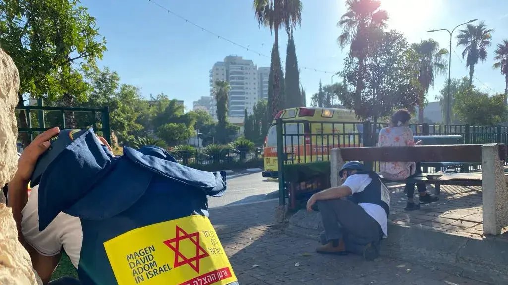 חובשים של מד"א מסתתרים במהלך שיגור רקטות אל עבר ישראל חובשים של מד"א מסתתרים במהלך שיגור רקטות אל עבר ישראל