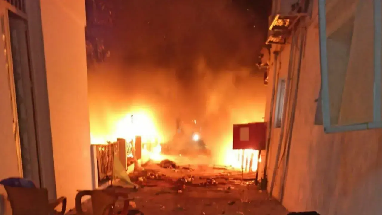 הפלסטינים טוענים: בית חולים בעזה הופצץ 