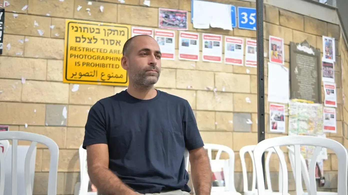 אביחי ברודץ שבני משפחתו נחטפו לעזה, הקריה, 18 באוקטובר 2023 אביחי ברודץ שבני משפחתו נחטפו לעזה, הקריה, 18 באוקטובר 2023