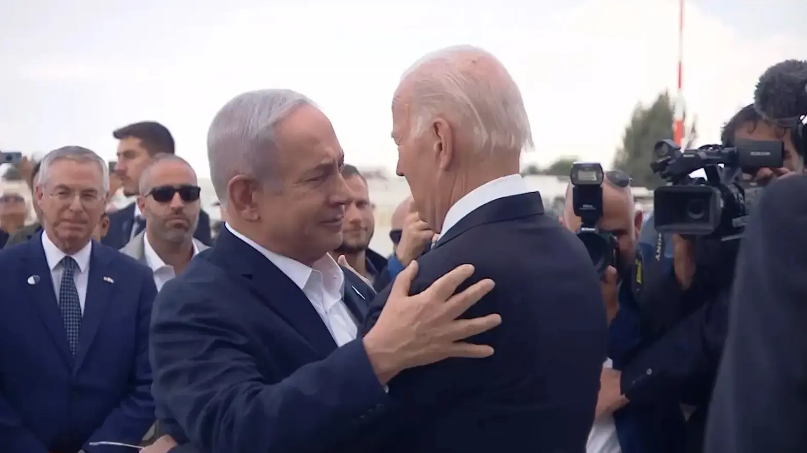 נשיא ארה"ב ג'ו ביידן מתקבל ע"י רה"מ בנימין נתניהו עם נחיתתו, נתב"ג, 18 באוקטובר 2023 נשיא ארה"ב ג'ו ביידן מתקבל ע"י רה"מ בנימין נתניהו עם נחיתתו, נתב"ג, 18 באוקטובר 2023