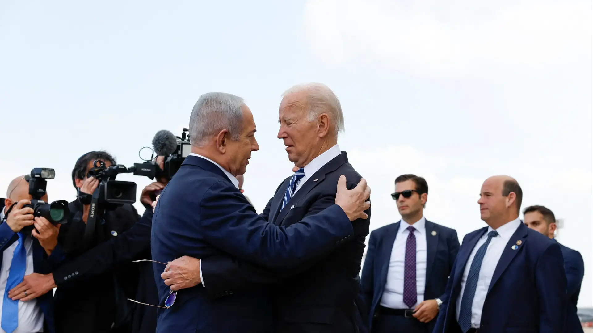 נשיא ארה"ב ג'ו ביידן מתקבל ע"י רה"מ בנימין נתניהו עם נחיתתו, נתב"ג, 18 באוקטובר 2023 נשיא ארה"ב ג'ו ביידן מתקבל ע"י רה"מ בנימין נתניהו עם נחיתתו, נתב"ג, 18 באוקטובר 2023