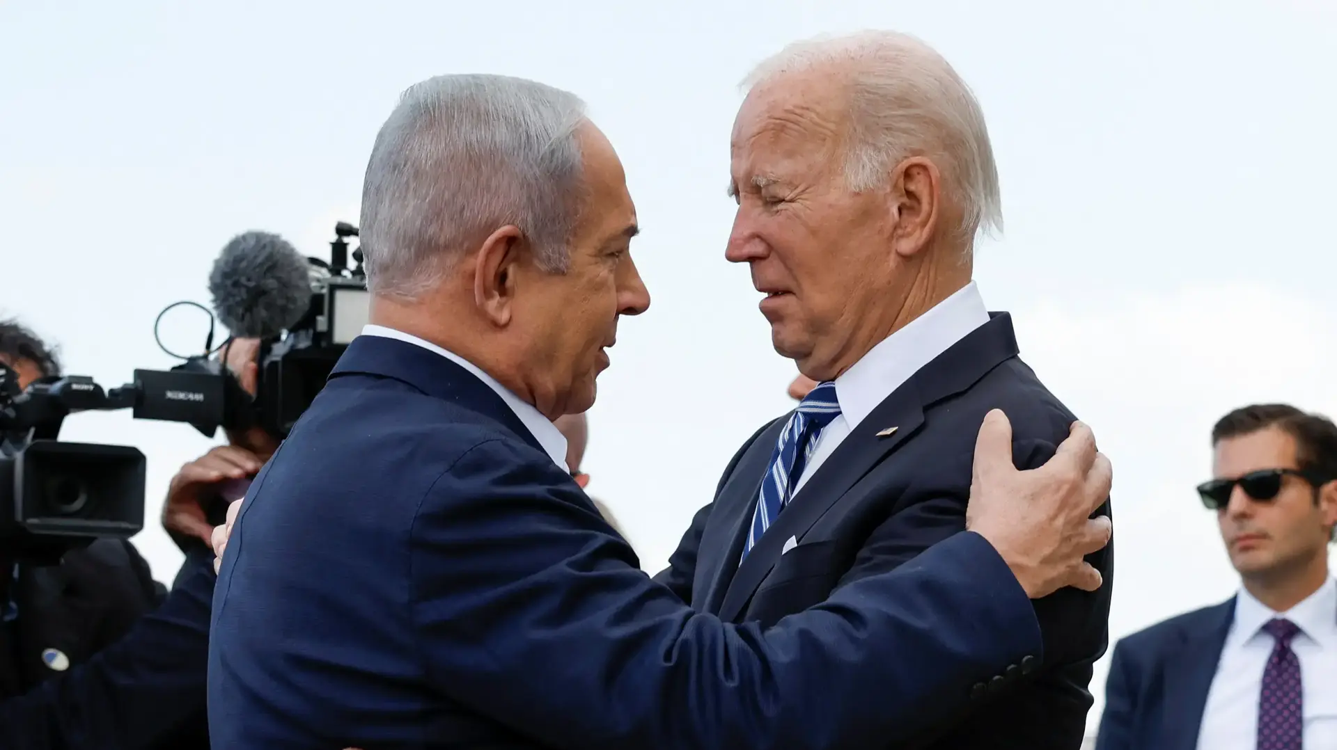 נשיא ארה"ב ג'ו ביידן מתקבל ע"י רה"מ בנימין נתניהו עם נחיתתו, נתב"ג, 18 באוקטובר 2023 נשיא ארה"ב ג'ו ביידן מתקבל ע"י רה"מ בנימין נתניהו עם נחיתתו, נתב"ג, 18 באוקטובר 2023