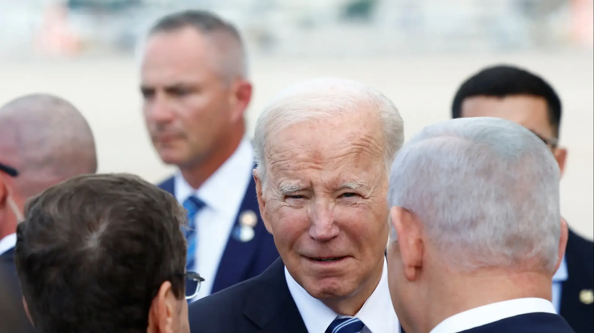 נשיא ארה"ב ג'ו ביידן התקבל ע"י נשיא המדינה יצחק הרצוג ורה"מ בנימין נתניהו עם נחיתתו, נתב"ג, 18 באוקטובר 2023 נשיא ארה"ב ג'ו ביידן התקבל ע"י נשיא המדינה יצחק הרצוג ורה"מ בנימין נתניהו עם נחיתתו, נתב"ג, 18 באוקטובר 2023
